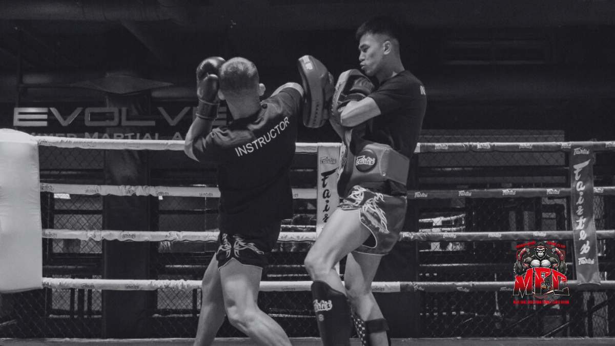 Muay Thai - Coude descendant vertical