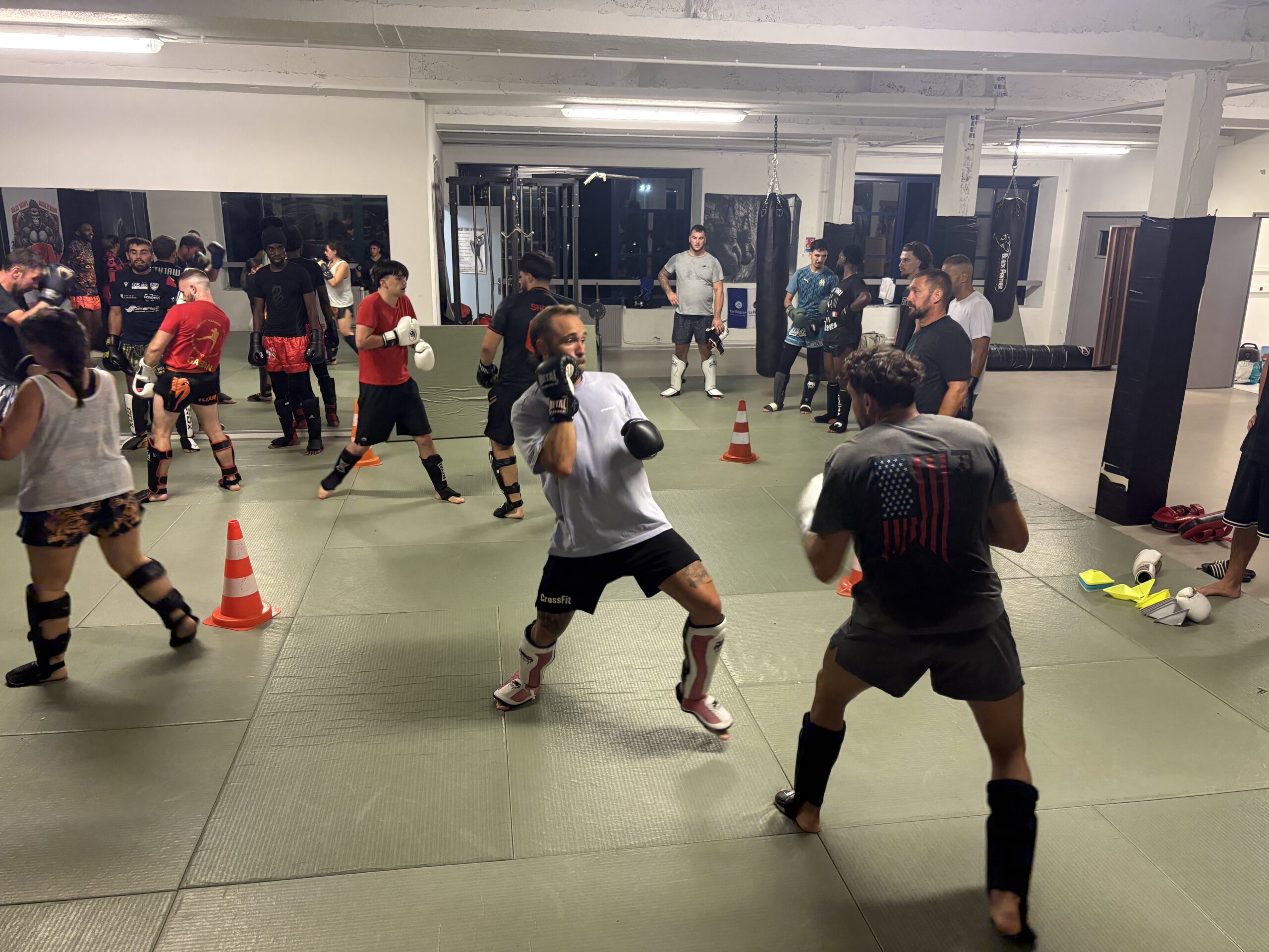 Pratiquants du Montluçon Fight Club à l'entraînement